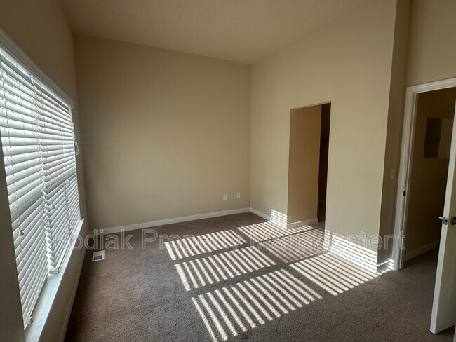 Building Photo - 518 E 500 S