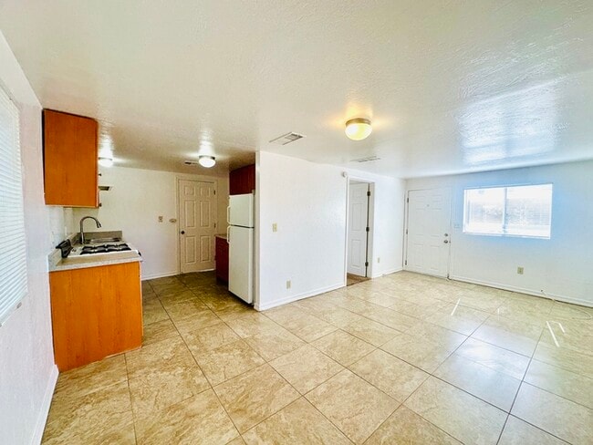 Building Photo - Cottage Style 1 Bedroom with Natural Light...