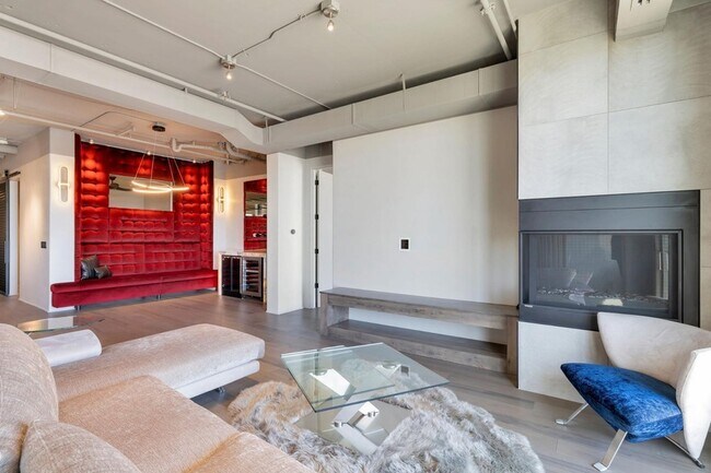 Building Photo - 2211 E Camelback Rd