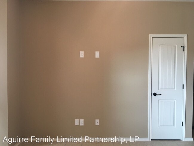 Building Photo - 2206 E Hwy 281