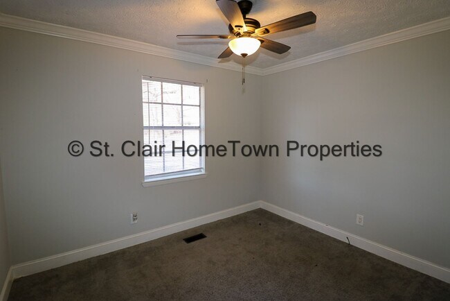 Building Photo - One level Home Close to Town