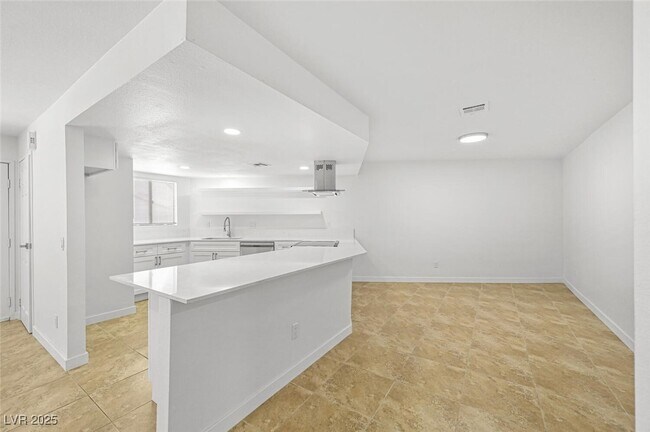 Building Photo - 2080 Karen Ave