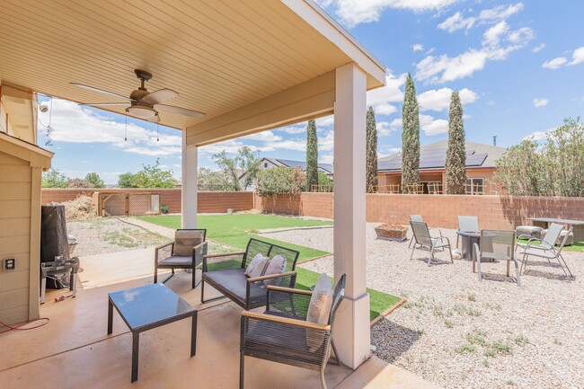 Building Photo - Conveniently located 3 Bedroom, 2 bath wit...