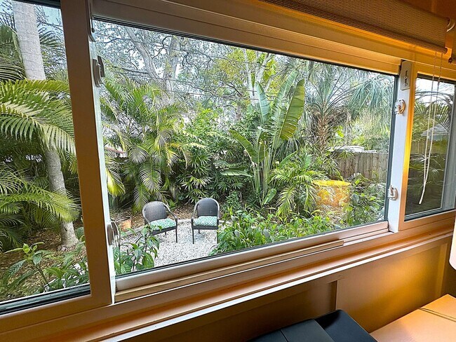 Building Photo - GULFPORT FURN. COTTAGE 2/2 EIGHT MONTH RENTAL MAY 1, 2026-JAN. 3, 2027