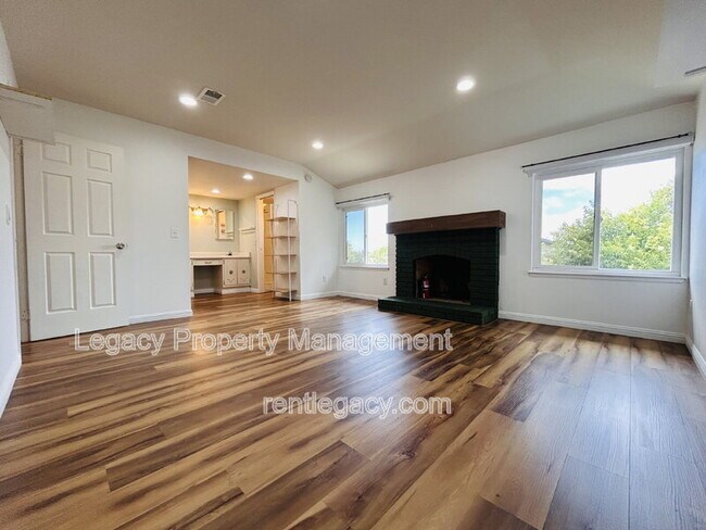 Building Photo - 493 Dahlia St