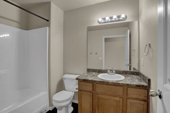 Building Photo - Oct Rent Free. 2 Bed 2.5 Bath 1 Car. Mins ...