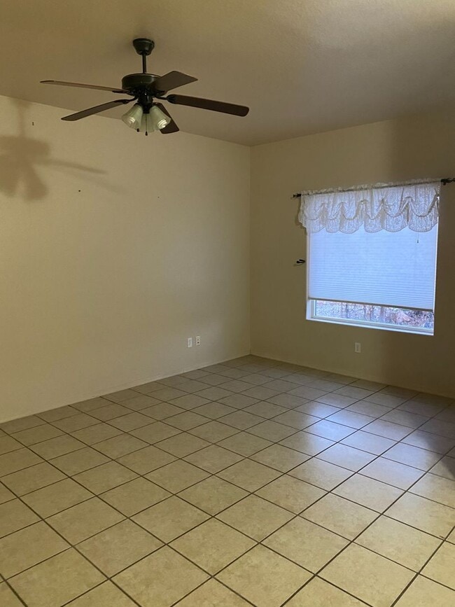 Building Photo - 3 Bedroom home off of Del Rey