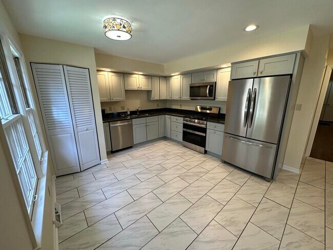 Building Photo - 2008 Fontaine Rd