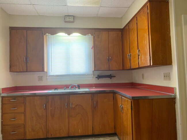 Building Photo - 3 Bed/1 Bath Home located close to Sunnyside and Downtown Campus- Available 5/20/2026