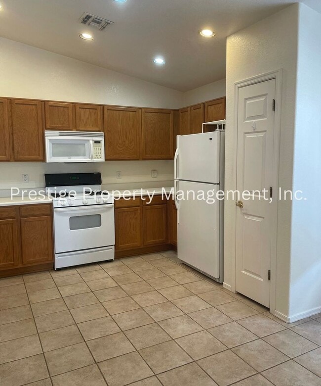 Building Photo - Charming All Tile 4/2 Rita Ranch Home