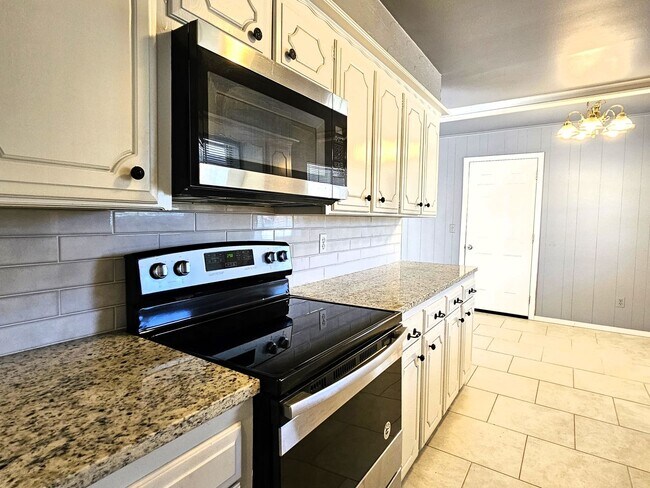 Building Photo - Beautiful 2 Bed 2 Bath Moments Away From L...