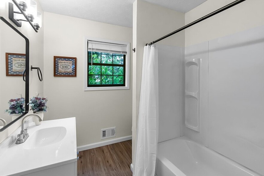 Building Photo - 1812 Wiggins Cir SW