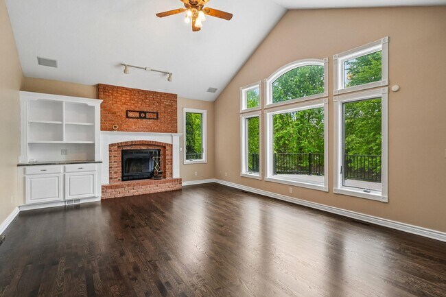 Building Photo - 1819 Brookview Dr