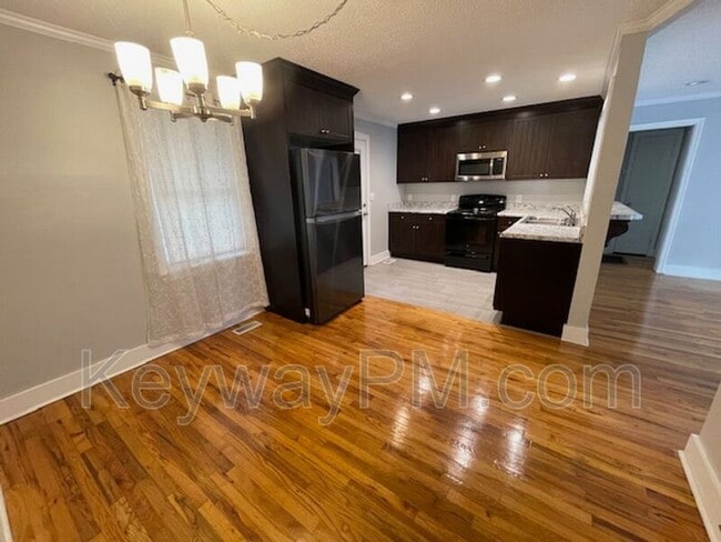 Building Photo - 506 Pershing Dr
