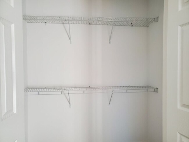 Building Photo - 2 bed, 1.5 bath Townhouse