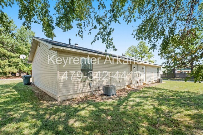 Building Photo - Newly Renovated Duplex in West Fayetteville!