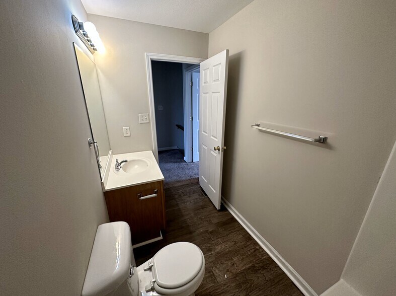 Building Photo - 121 Coyote Ct