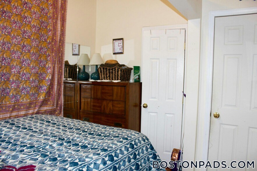 Building Photo - 447 Park Dr