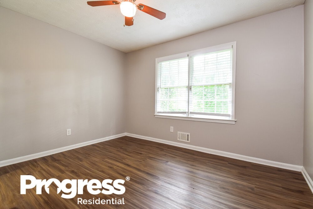 Building Photo - 900 Orris Ln