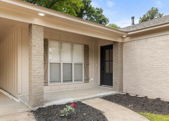 Building Photo - 908 N Roselawn Dr