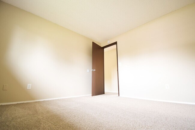 Building Photo - Bright and Spacious 2 Bed 1 Bath APT in NE...