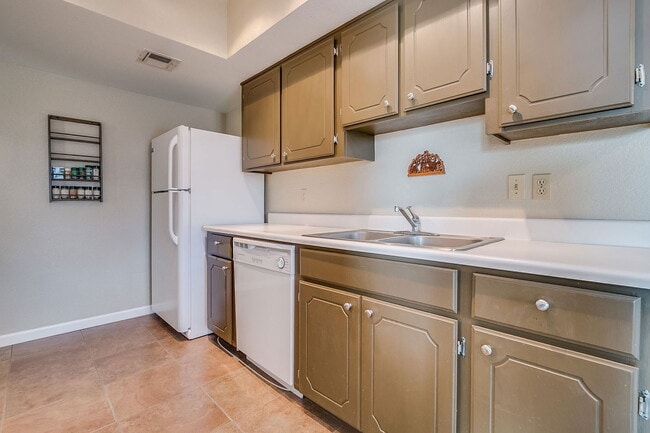 Building Photo - 460 N 64th Pl