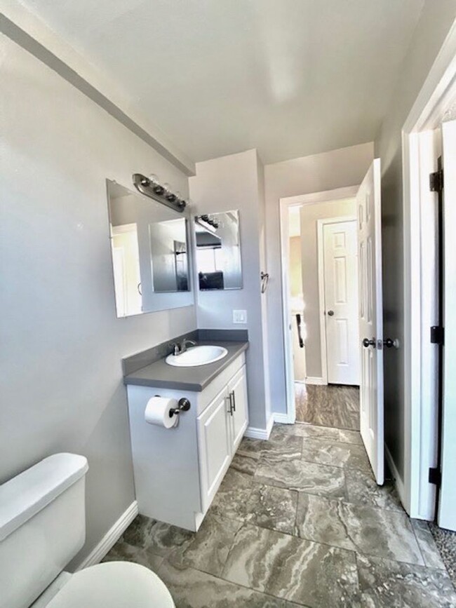 Building Photo - Lovely bi-level 3 bed/2 bath home with fen...