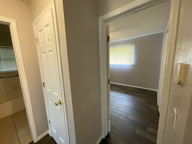 Building Photo - 2 Bed 1 Bath