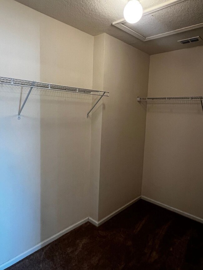 Building Photo - 5BR/3BA $2400 Monthly Rent AND One Month Free Rent!