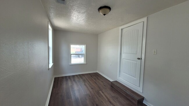 Building Photo - 407 E Defee Ave