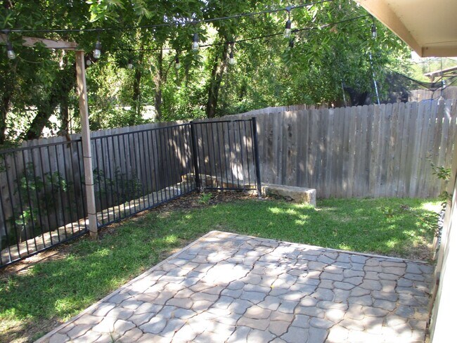 Building Photo - $1895  3 Bed/2 Bath/2 Garage  Ready for Move-in Home in Mustang Creek