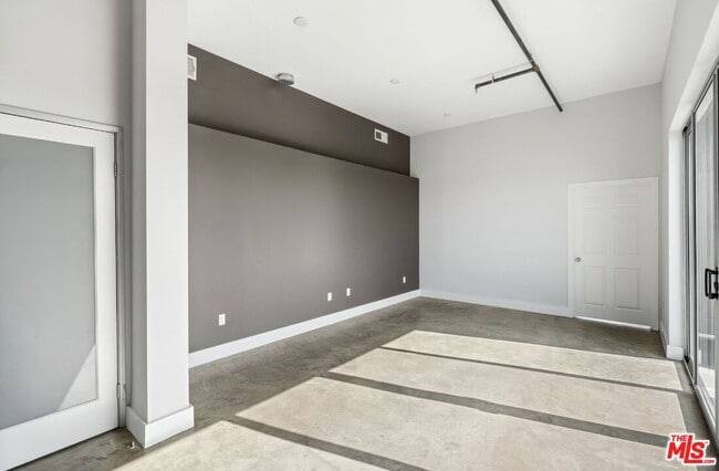 Building Photo - 825 East 4th St