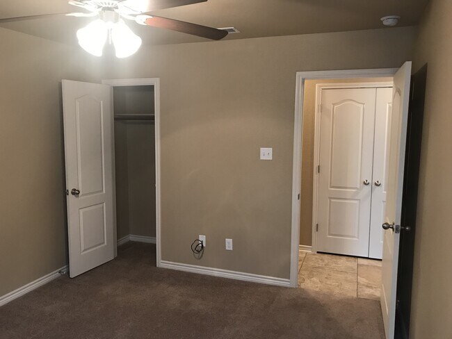 Building Photo - Beautiful 3 Bedroom, 2 Bath Duplex Near Cl...