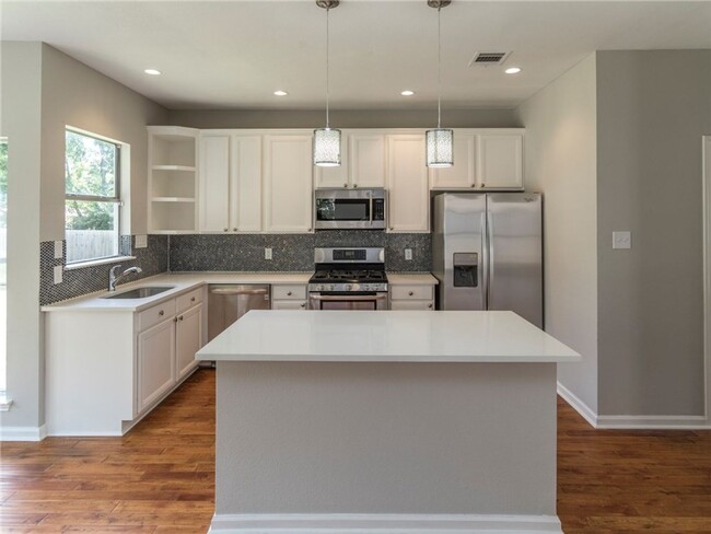 Building Photo - Gorgeous 3 bedroom, 2 story home!