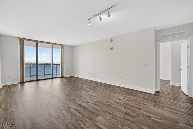 Building Photo - 3000 Oasis Grand Blvd