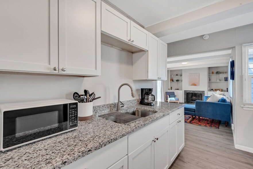 Building Photo - 815 N Twyckenham Dr