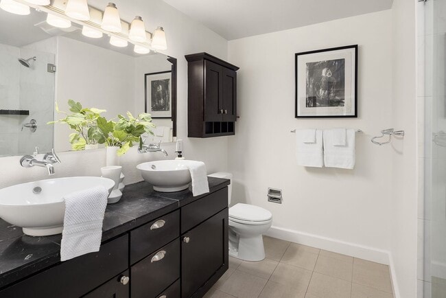 Building Photo - 5bd/2.75ba Bellevue Home