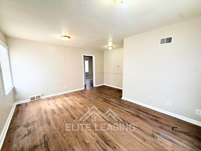 Building Photo - Updated 2 Bedroom Duplex – Available Now