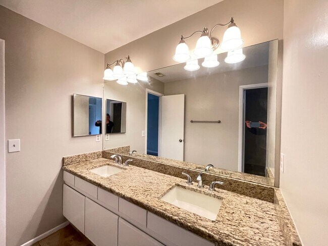 Building Photo - 3 Bedroom 2 Bath Home in Lakewood at the Crossings