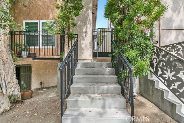 Building Photo - 557 E San Jose Ave