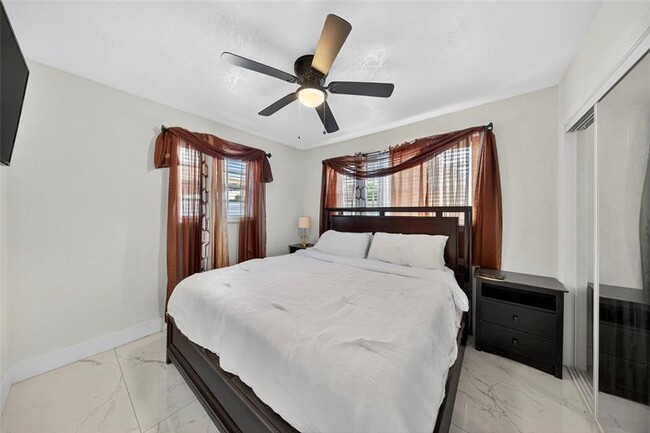 Building Photo - 19621 NW 11th Ct