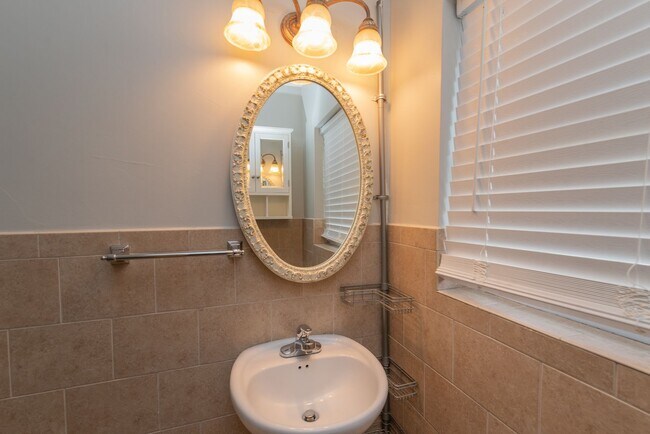 Building Photo - $975 - 2 bed/1 bath apartment for rent in Summerville, in-unit washer & dryer!