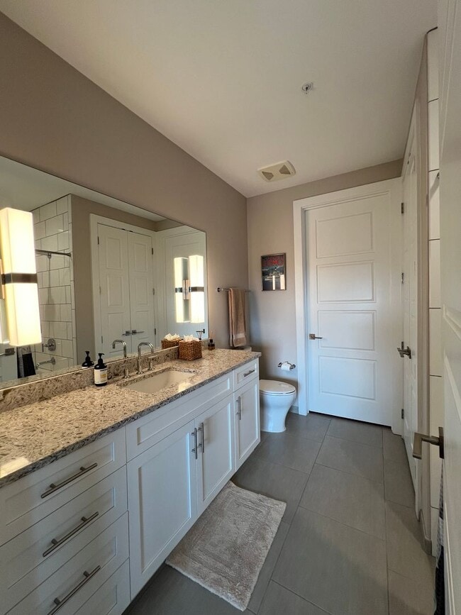 Building Photo - Spacious 2 bedroom 3 bath condo with office in City Lights!