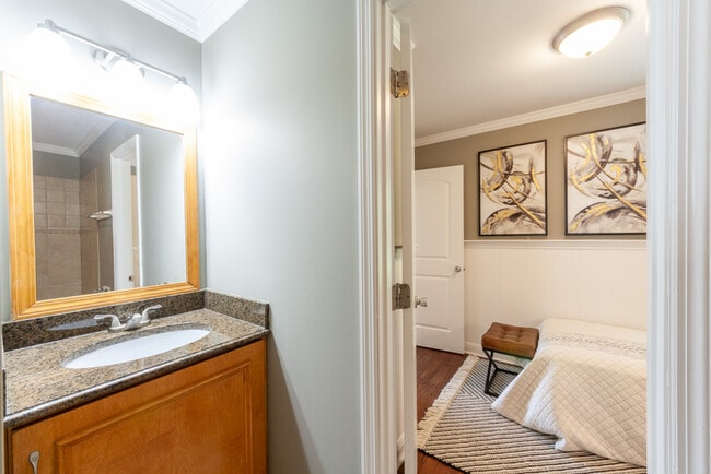 Building Photo - 833 Grove St