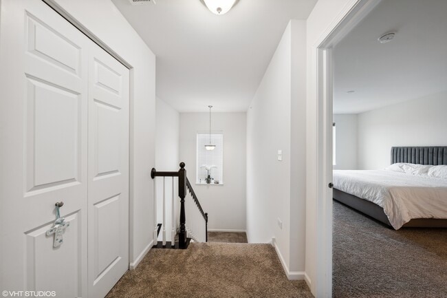 Building Photo - 3s623 Everton Dr