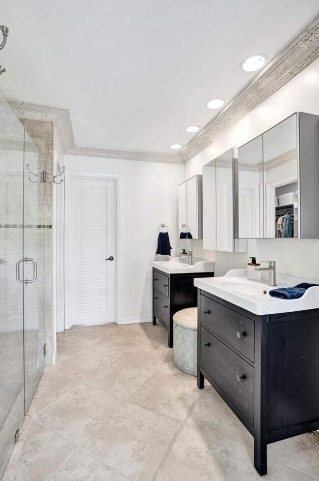 Building Photo - Boca Raton Beautifully Updated 4 Bedroom Pool Home