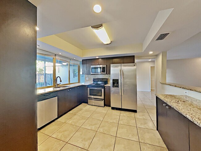 Building Photo - 631 S Crescent Dr