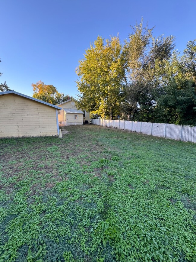 Building Photo - 614 W 8th Ave