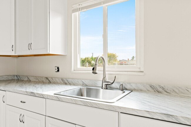 Building Photo - Just Updated! 3 Bed House in San Leandro |...