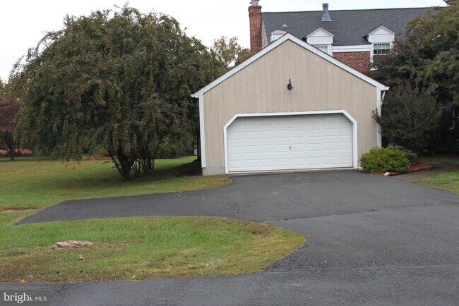 Building Photo - 6210 Cottonwood St